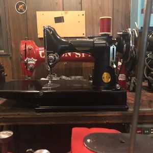SINGER 221-1 featherweight. USA 2/15/1939 excellent condition.